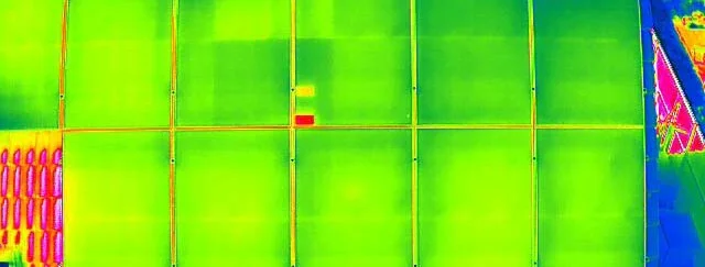 Thermische opname van zonnepanelen door Media La Corba voor inspectie