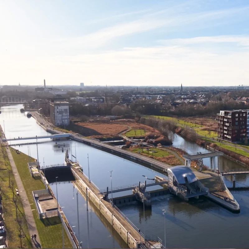 Dronefoto boven stad